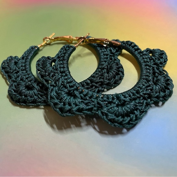 CROCHET SHELL LACE HOOP EARRINGS- JUNGLE GREEN - Picture 2 of 3